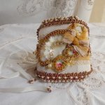 Bracelet Reflets de Rosée manchette brodé avec perles nacrées, dentelle ancienne, Cristal Swarovski et rocailles